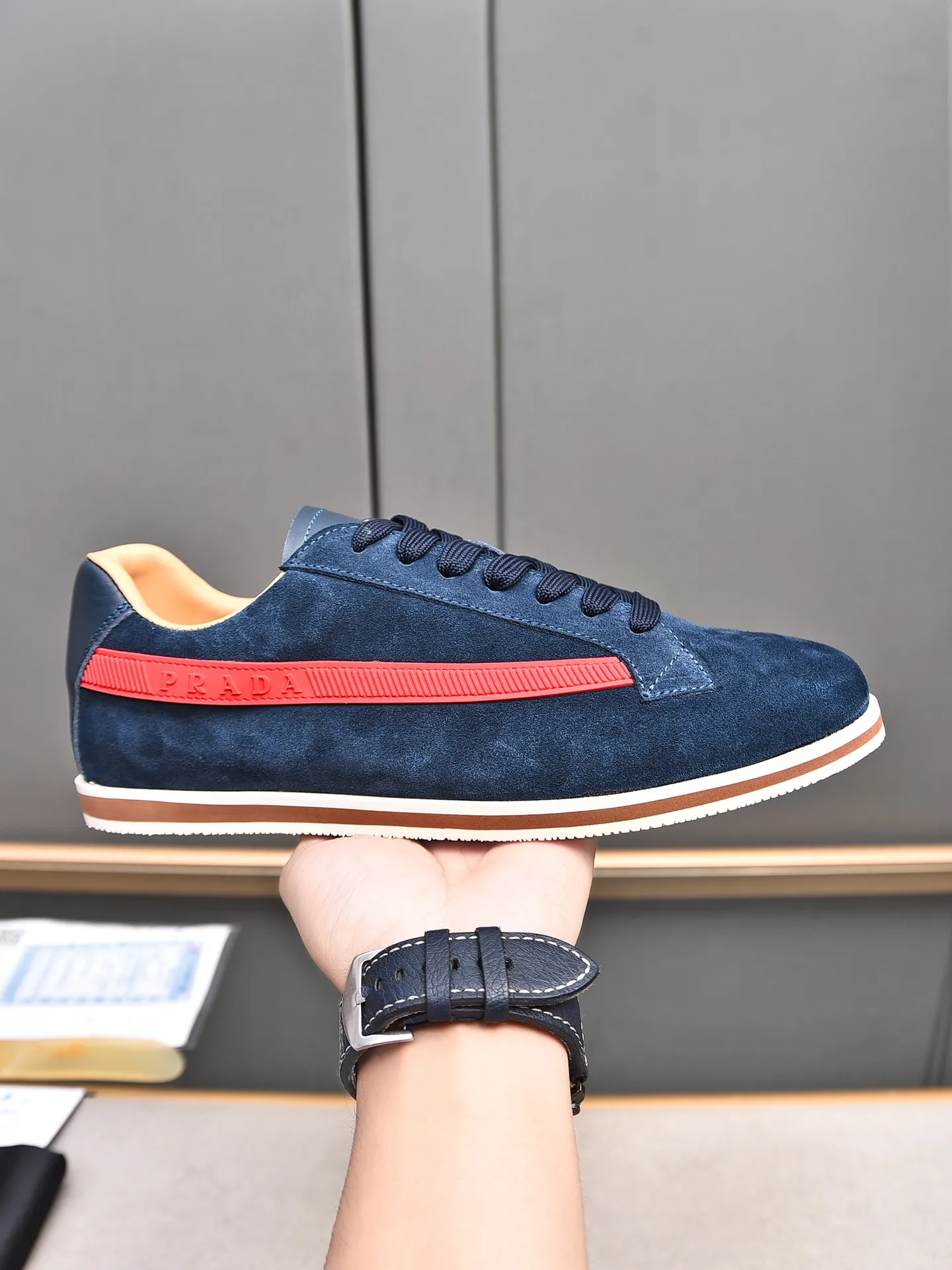 Men's shoes 💰440 Prada/Prada's new men's thin-soled casual shoes, fashionable and elegant style. Made of first-layer frosted cowhide. The lining is soft, comfortable and breathable. The shoe body is marked with letter LOGO. The details are carefully crafted. Lightweight foam sole, fashionable and versatile! Size: 38-44 (45 customized)